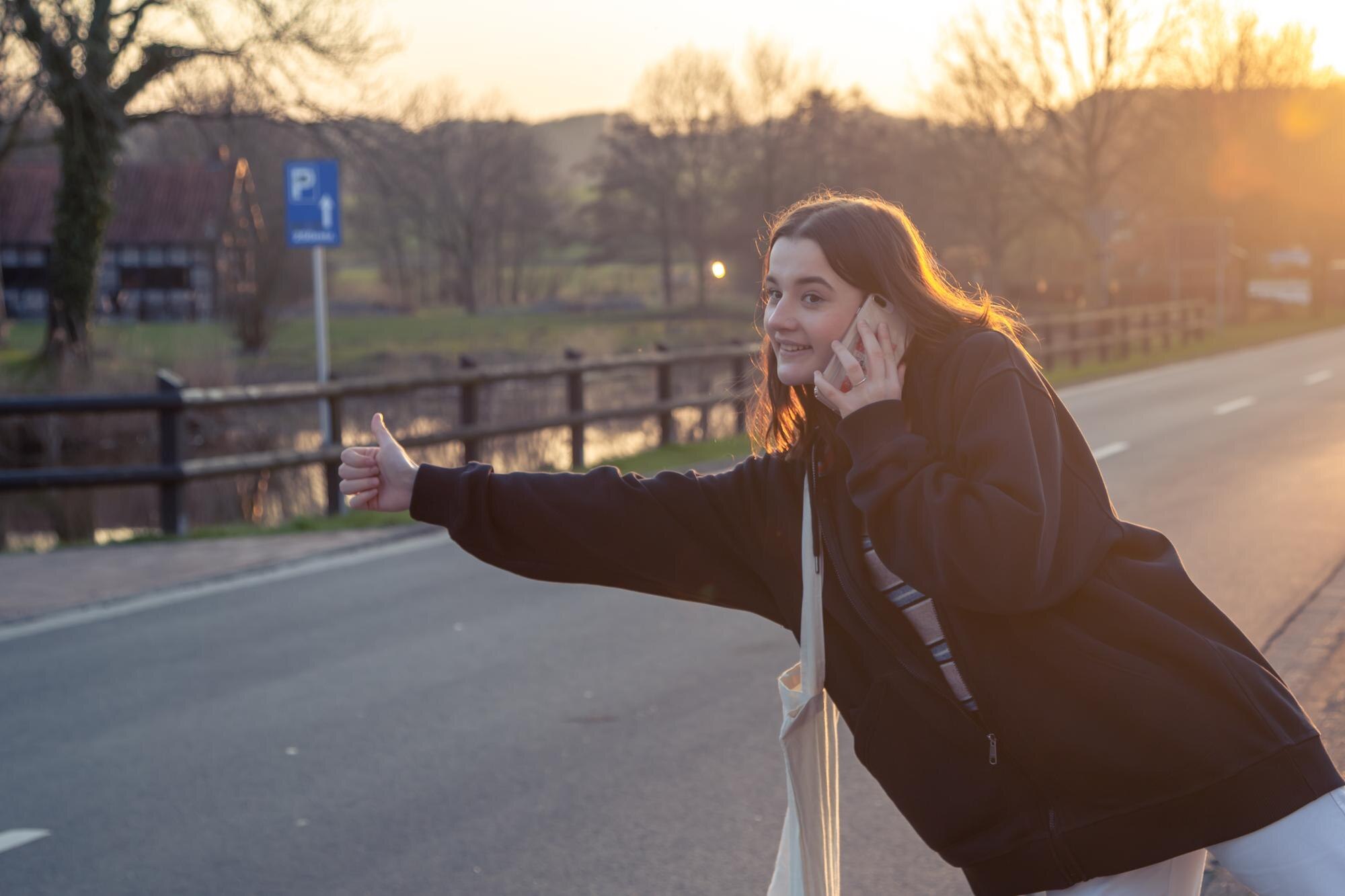 Orang berjalan kaki dengan semangat di jalur pedestrian yang teduh pada pagi hari